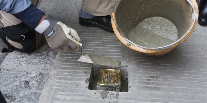 L’apposizione delle pietre d’inciampo