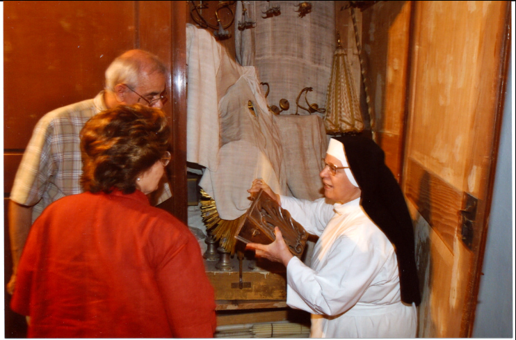 Suor Maria Imelda presenta preziosi antichi ricami. 