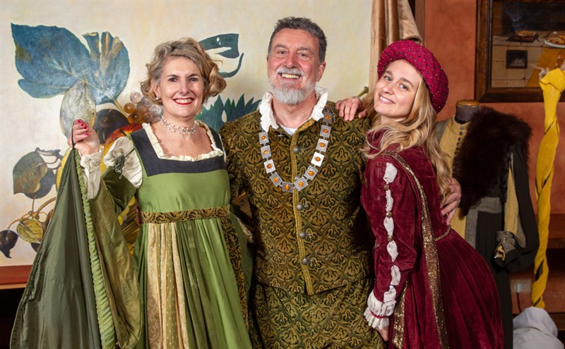 Luigi Cappellini e famiglia accolgono gli ospiti in abiti rinascimentali