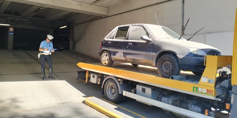 Una delle auto rimosse