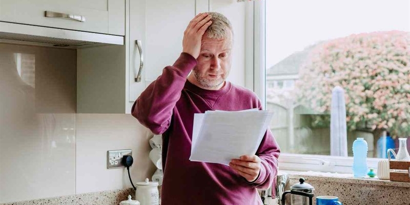 uomo preoccupato cartelle esattoriali 19082025  okmugello.it