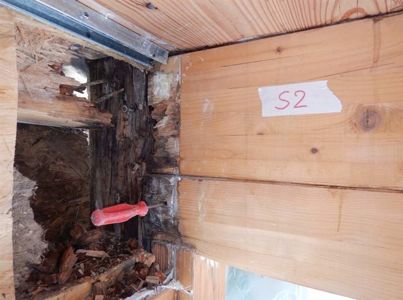 Foto realizzati alle travi portanti del Centro Aquilone dai tecnici del Comune lo scorso anno