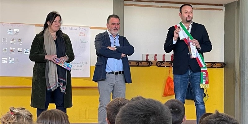 La consegna delle borracce