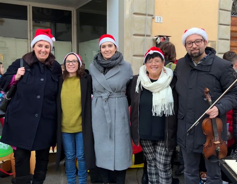 Da sinistra la Prof. Angela Batistini, la Prof. Maria Grazia  Guarino, il Vice Sindaco Cristina Becchi, la Prof. Marilisa Cantini e il Prof. Marco Scicli. 