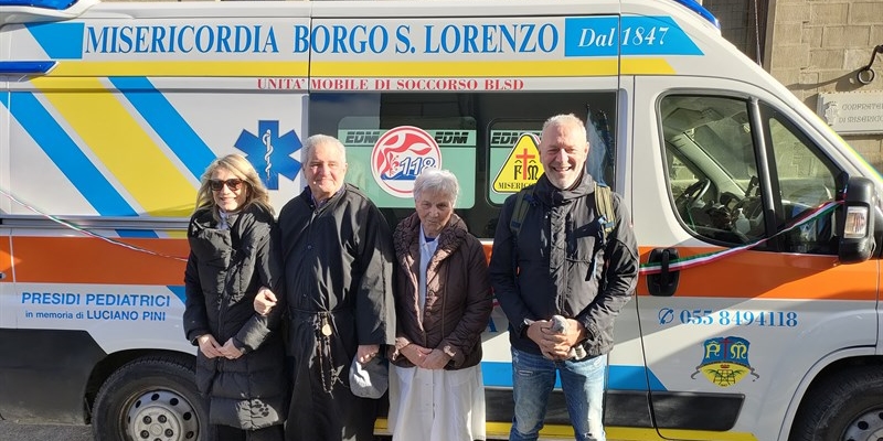 L’autoambulanza della Misericordia di Borgo con le moderne attrezzature in onore di Luciano Pini; la famiglia con il Provveditore Piero Margheri.