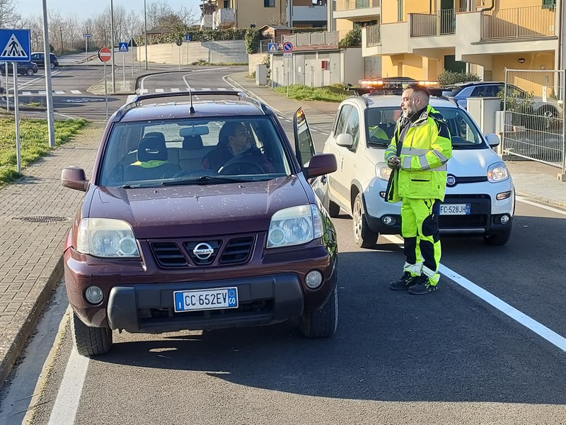 I primi automobilisti in attesa dell'apertura di via don Cinelli