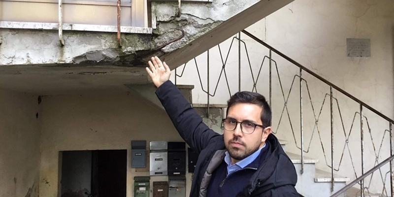 Crolla soffitto nel bagno di una casa popolare in via Marconi a Campi Bisenzio