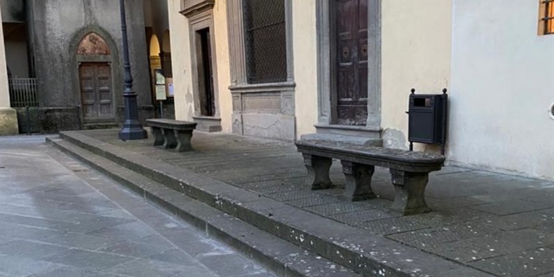 Scarperia, barriere architettoniche all'entrata dello studio medico: la denuncia di una persona con disabilità