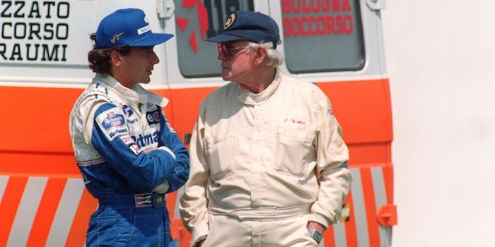1994 - Ayrton Senna discute con il medico del circus, Sid Watkins, dopo l'incidente mortale di Roland Ratzenberger nelle qualifiche di Imola, 30 aprile 1994.