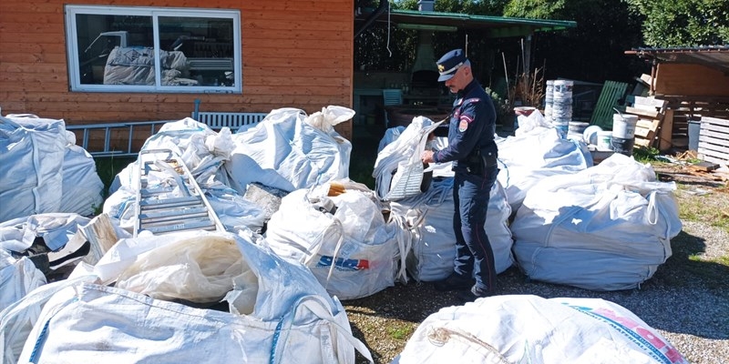 Campi Bisenzio. I Carabinieri denunciano due uomini per abusi edilizi e smaltimento illecito di rifiuti speciali