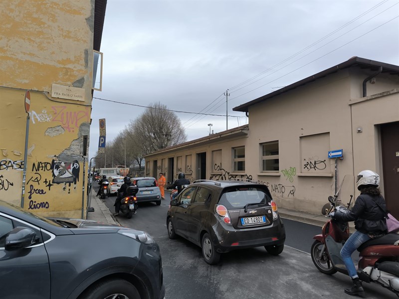 Caos e code in via Mannelli