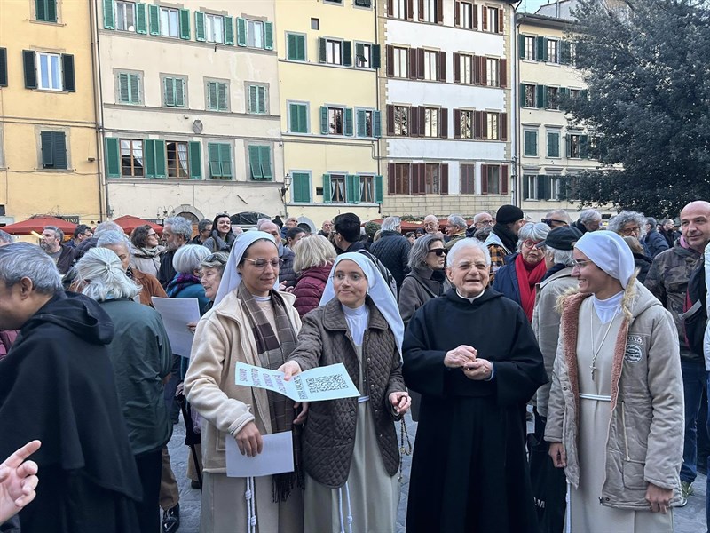 la protesta in Santo Spirito, anche i sacerdoti e le suore in strada