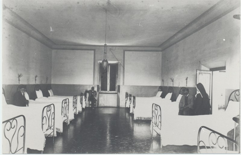 Una immagine storica (avv. G. Ungania). 1903 - La camerata dei poveri vecchi malati e abbandonati. 