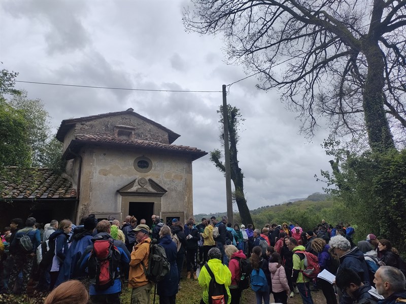 Davanti all’Oratorio di Santa Cristina a Pallone Montazzi