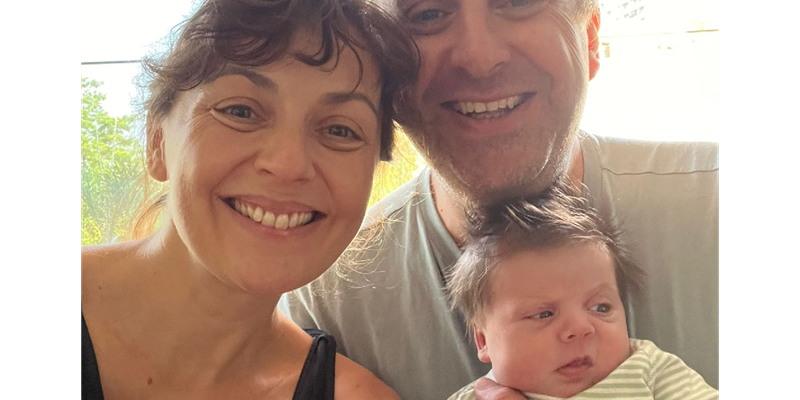 Un bacetto alla piccola Eva nata a Bangkok