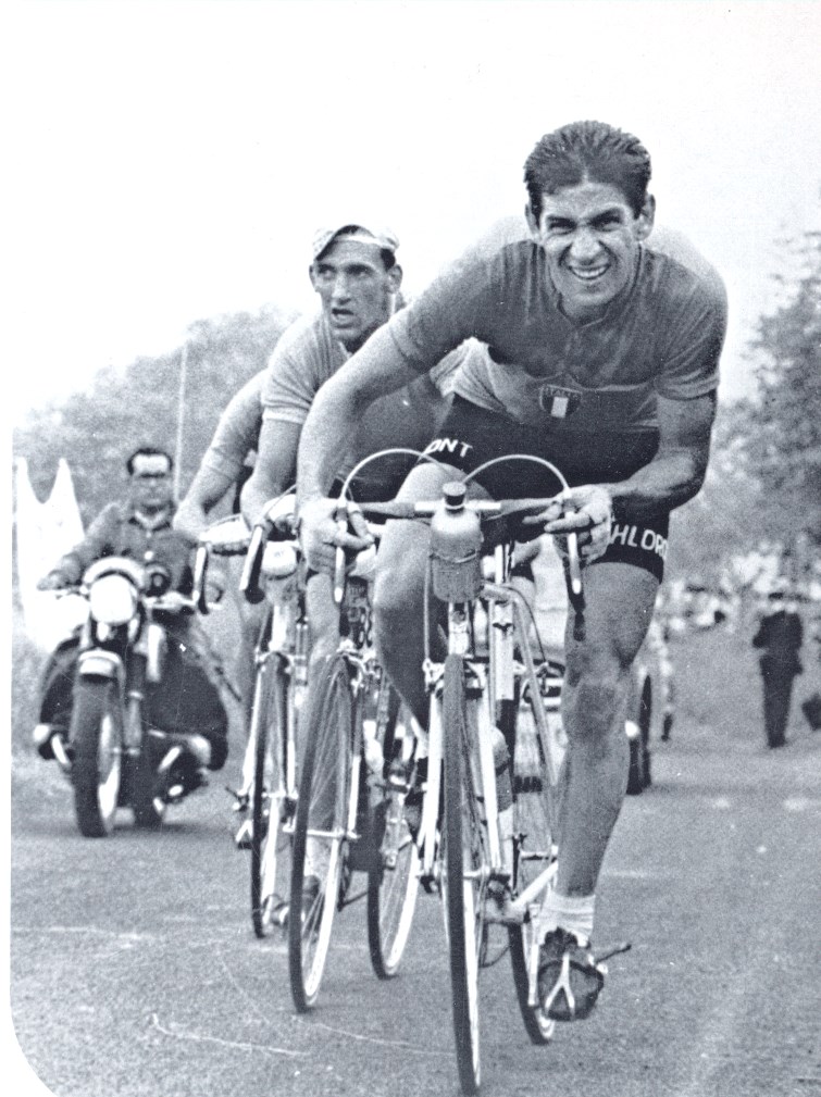 Una bella immagine di Gastone Nencini nel 1957 durante il campionato del Mondo di ciclismo a Reims.