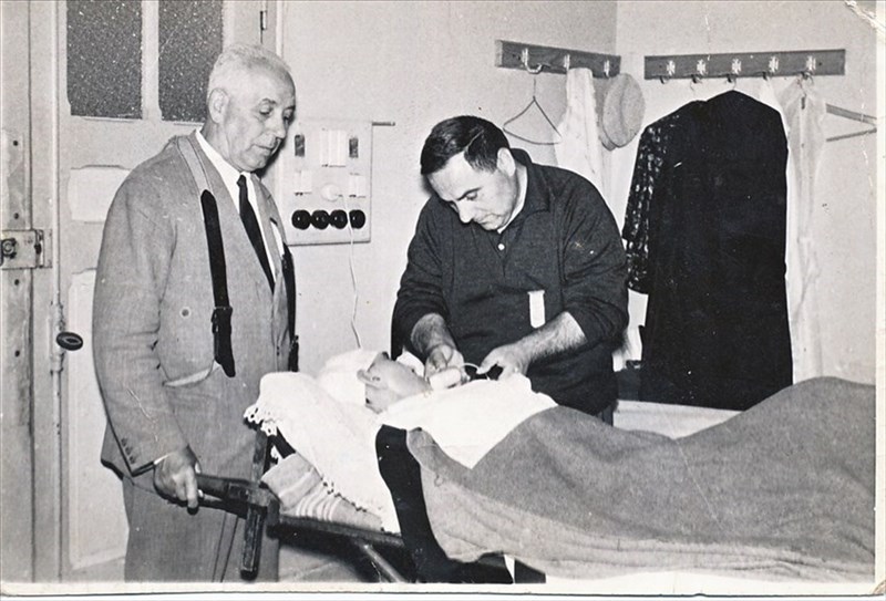 A destra Beppe Poggiali mentre assiste un malato