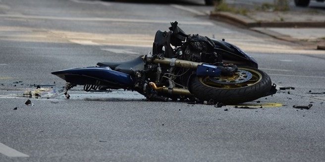 In via Bolognese si scontrano un auto e una moto. Un ferito in codice rosso