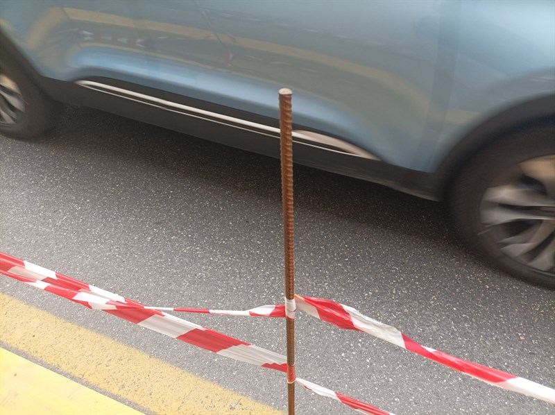 I pericolosissimi paletti di via Mannelli