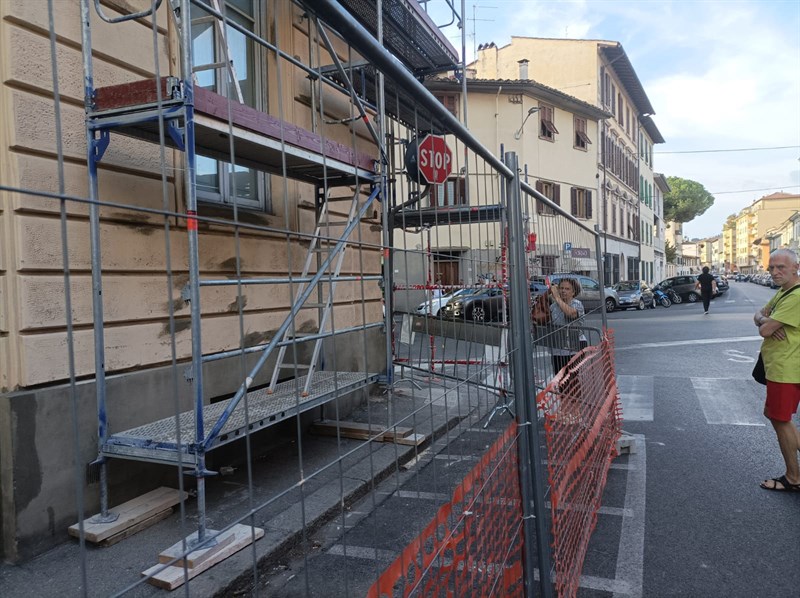 Via Capodimondo e l'impalcatura alla Giotto con i genitori costretti a camminare in mezzo alla strada