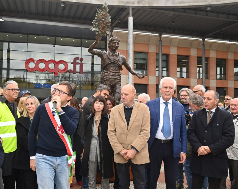 L'inaugurazione della statua dedicata a Bartali