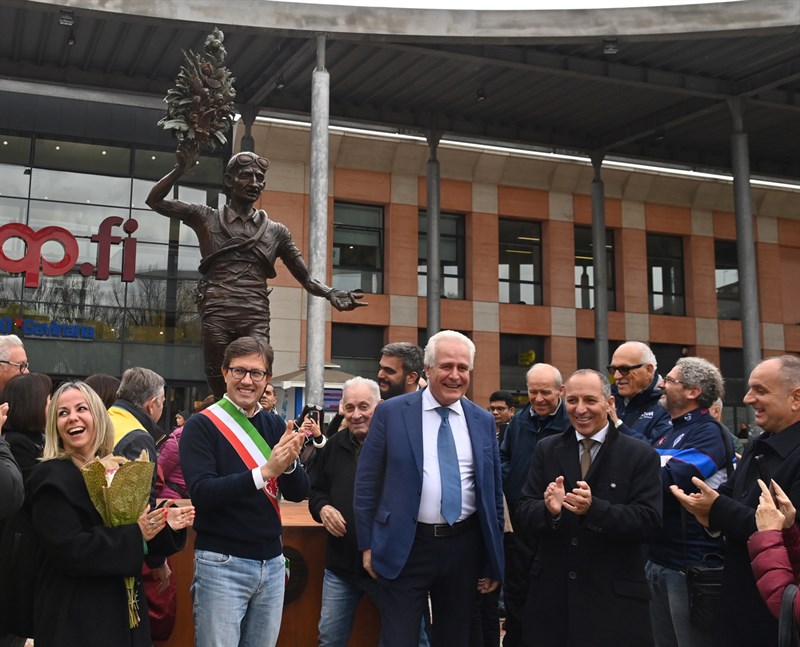 L'inaugurazione della statua dedicata a Bartali