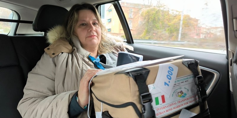 La volontaria Mariella Bergamini mentre consegna la vita numero 1000 del 2023