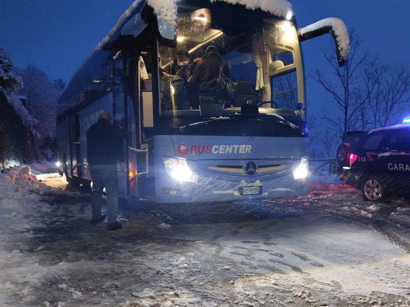 Pullman bloccato sulla neve a San Godenzo