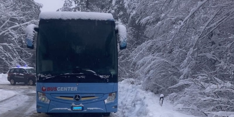 Pullman bloccato sulla neve a San Godenzo e la pattuglia dei Carabinieri intervenuta