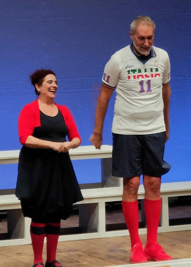 Doppietta sold-out per “la leggenda del pallavolista volante” al Teatro Giotto di Borgo