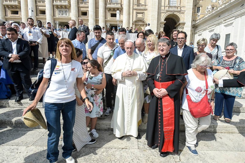 Pietracito che abbraccia Papa Francesco