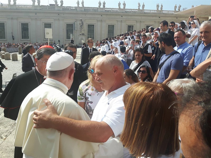 Pietracito che abbraccia Papa Francesco