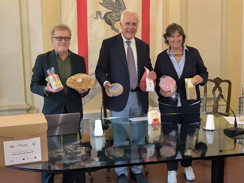 Il rappresentante dell'associazione Quore, il presidente Giani e l'assessore Saccardi.