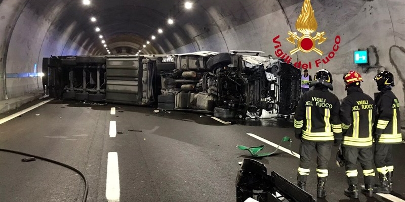 Aggiornamento incidente in A1: Camion ribaltato e sversamento gasolio in galleria Manganaccia