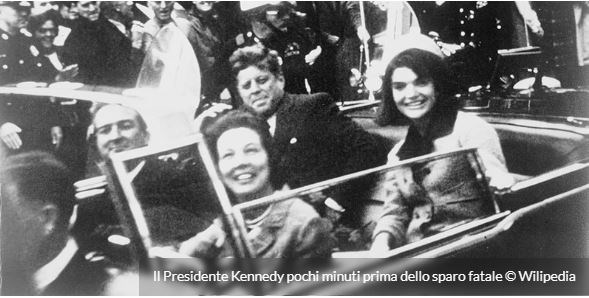 22 novembre 1963. Dallas, pochi attimi prima dello sparo che ucciderà Kennedy