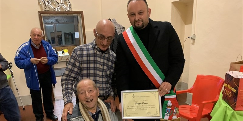 Giuseppe Rontini riceve la pergamena dal sindaco Paolo Omoboni. 