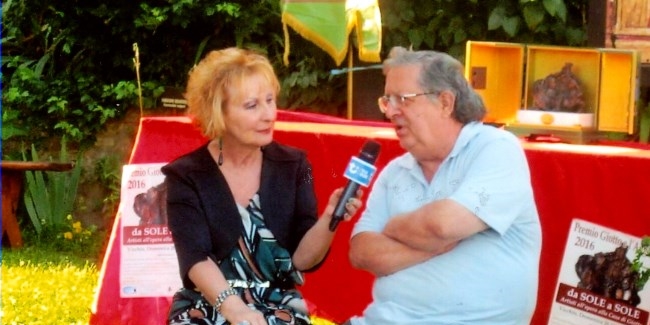 Paola Leoni mentre intervista Tebaldo Lorini