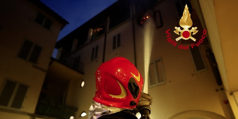 Incendio violento a Firenze, intervento dei Vigili del Fuoco e personale sanitario a Via Baccio Bandinelli