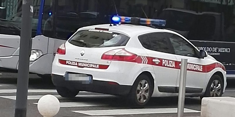 UNa pattuglia della Municipale in zona.