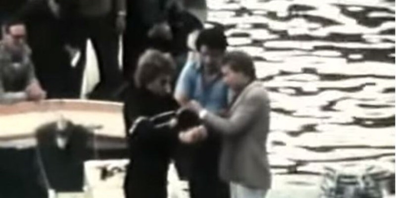 Il mago Cristal mentre incatenato entra in un baule ed è gettato nell'Arno.