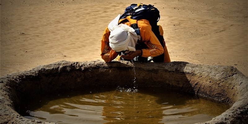 Calderan si rinfresca in una pozza nel deserto dell'Oman. La temperatura è di 60°