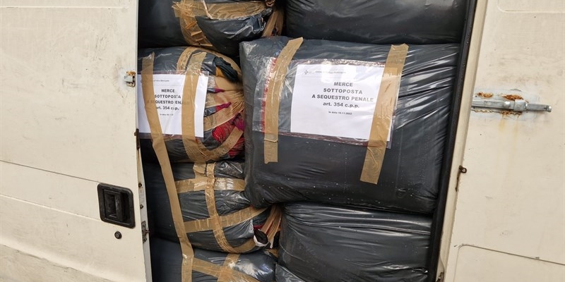 Abbandono rifiuti. Due tonnellate di scarti tessile sequestrati dalla Municipale