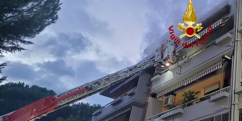 Il recupero delle persone che si erano rifugiate in terrazza