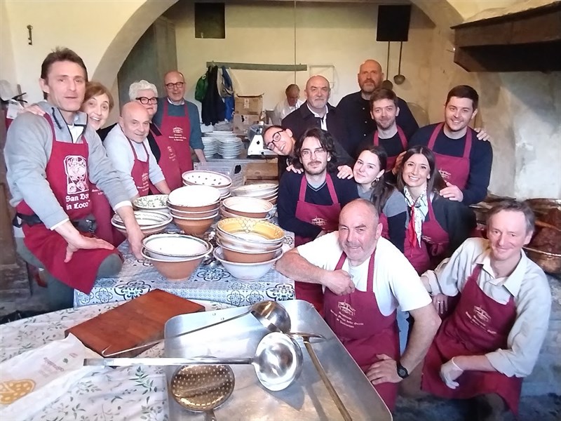 Un momento del pranzo dei Bifolchi