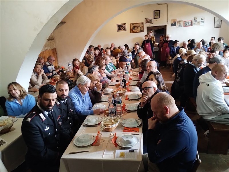 Un momento del pranzo dei Bifolchi