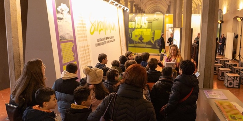 studenti alla mostra