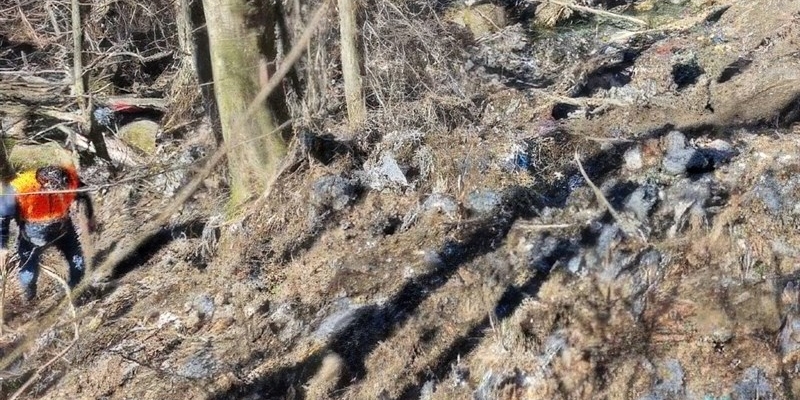 Sopralluogo ARPAT a Palazzuolo, rifiuti dispersi lungo il torrente Rovigo: nessun rischio immediato, ma necessaria un'azione coordinata con il gestore dei rifiuti urbani 