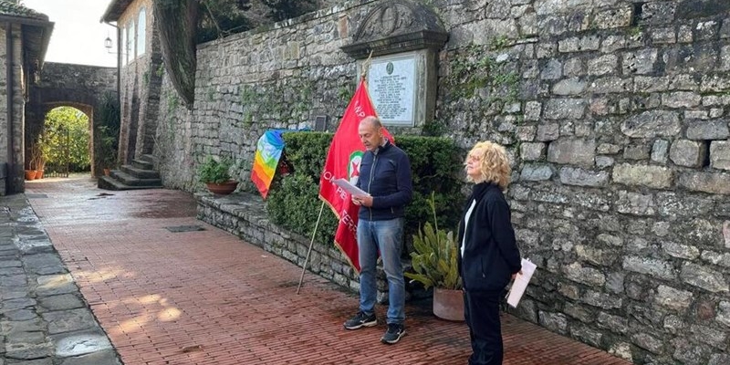 La stele che ricorda l'eccidio di Querceto