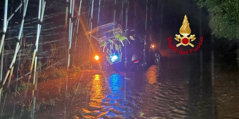 Toscana, piogge record nella notte e auto intrappolate nel fango.