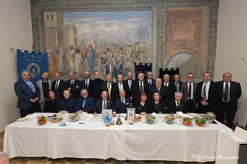 Foto di gruppo dei soci del Lions Club  Mugello con il Governatore  Gilberto Tuccinardi. 